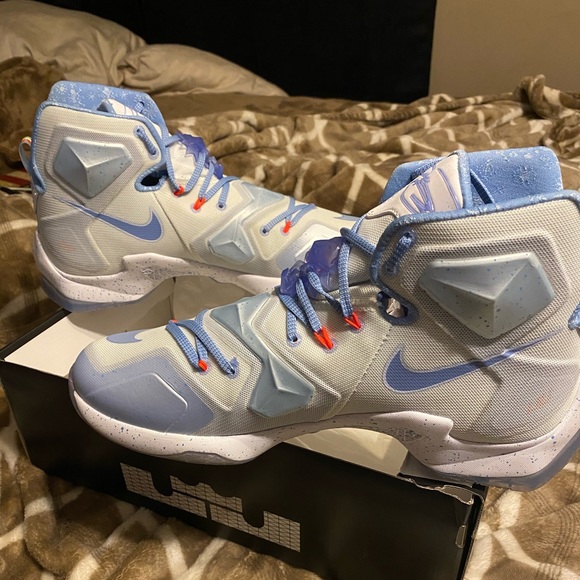 Lebron 13 Christmas edition size 11.5 - Picture 1 of 8